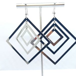 Triangular hoop earrings